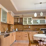 Apartament Centre Lions Gate 14 *