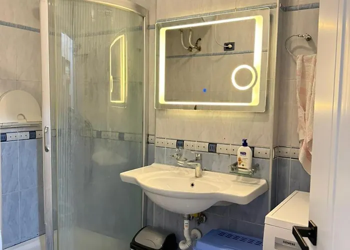 Centre Lions Gate 14 شقة *