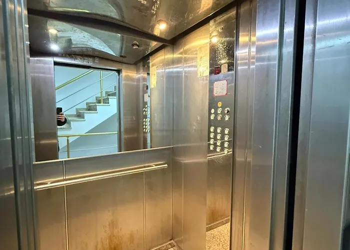 Centre Lions Gate 14 * Tirana